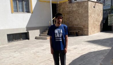 Diyarbakır’da görme engelli hafız taziye mesajlarını duyuruyor