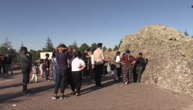 Hacıbektaş’ta delikli taştan geçmek isteyenler sıraya giriyor