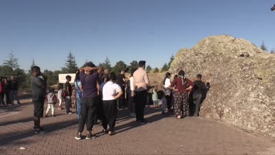 Hacıbektaş’ta delikli taştan geçmek isteyenler sıraya giriyor
