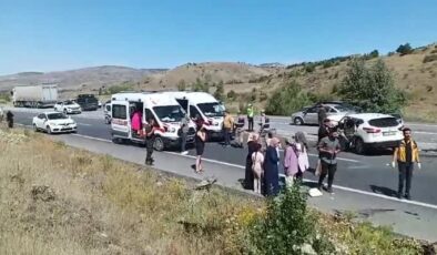 İki aracın çarpışması sonucu 3 kişi öldü, 4 kişi yaralandı