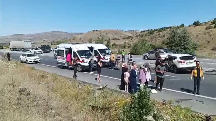 İki aracın çarpışması sonucu 3 kişi öldü, 4 kişi yaralandı