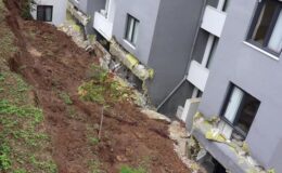 İstinat duvarı çöken sitedeki 48 daireli bina boşaltıldı