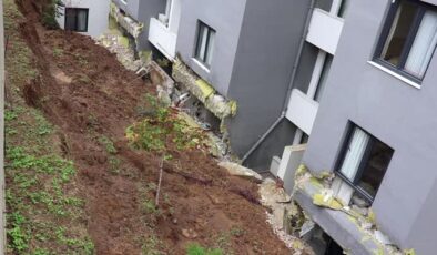 İstinat duvarı çöken sitedeki 48 daireli bina boşaltıldı