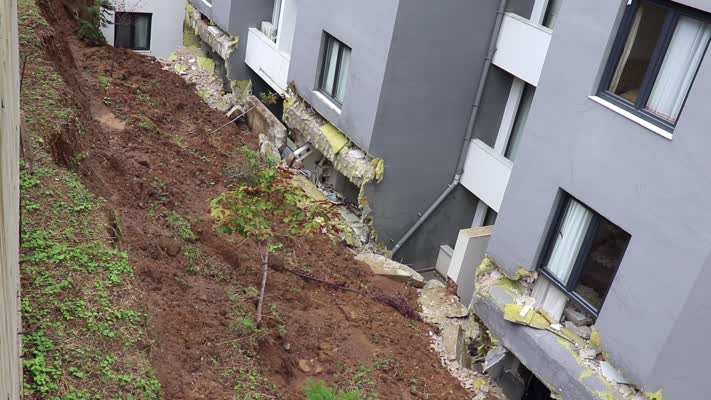 İstinat duvarı çöken sitedeki 48 daireli bina boşaltıldı