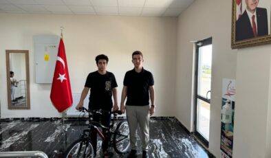Kaymakam Kaptanoğlu, LGS’de dereceye giren öğrencileri ödüllendirdi