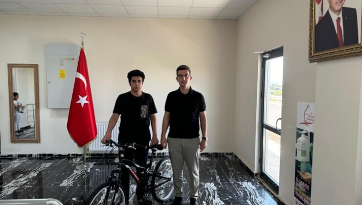 Kaymakam Kaptanoğlu, LGS’de dereceye giren öğrencileri ödüllendirdi
