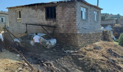 Elektrik direğinden çıkan kıvılcım otomobili küle çevirdi
