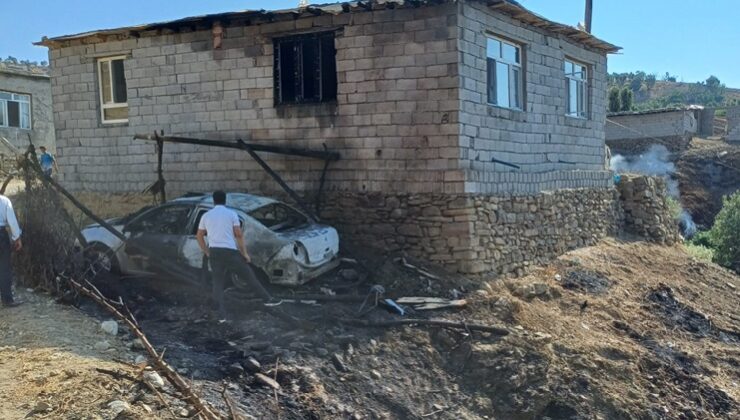 Elektrik direğinden çıkan kıvılcım otomobili küle çevirdi