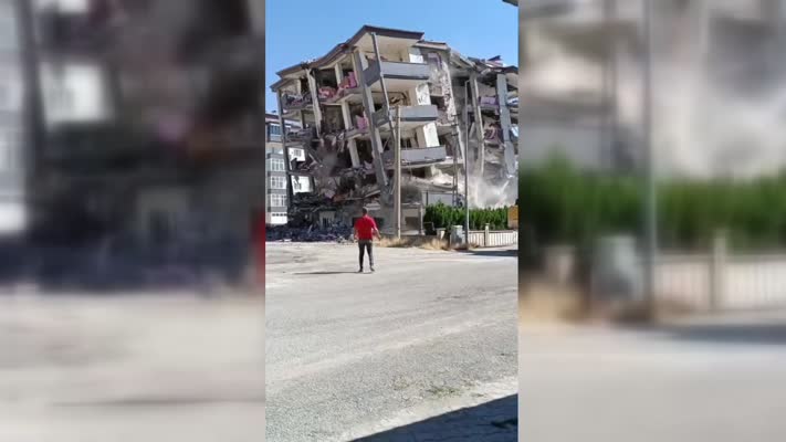 Kahramanmaraş’ta ağır hasarlı binalar yıkılıyor