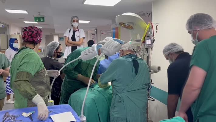 Kalp hastalığı bulunan prematüre iki bebek ameliyat edildi