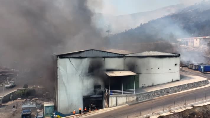 Karşıyaka’daki orman yangını sanayi sitesine sıçradı