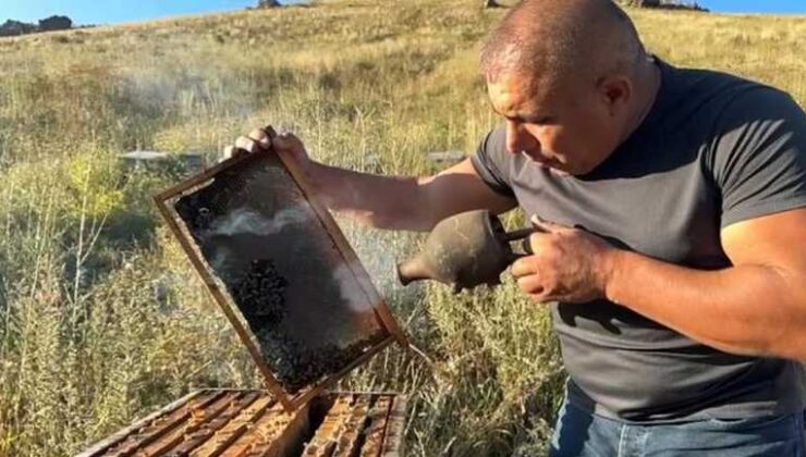 Karslı arıcı terrakota ile arıları sakinleştiriyor
