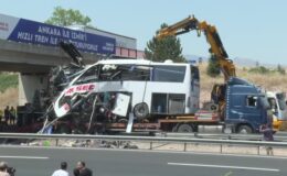 Köprü ayağına çarpan otobüs kaza yerinden kaldırıldı