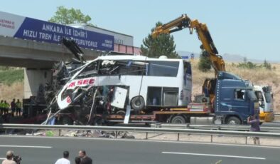Köprü ayağına çarpan otobüs kaza yerinden kaldırıldı