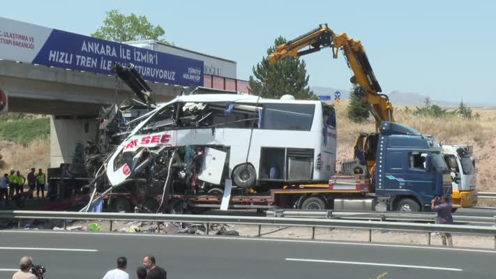 Köprü ayağına çarpan otobüs kaza yerinden kaldırıldı
