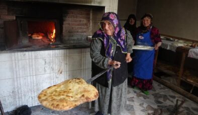 Köyde imeceyle ekmek yapımı sürüyor