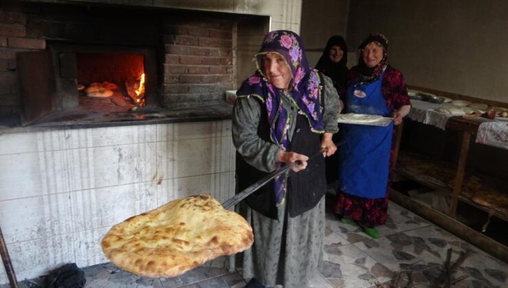 Köyde imeceyle ekmek yapımı sürüyor