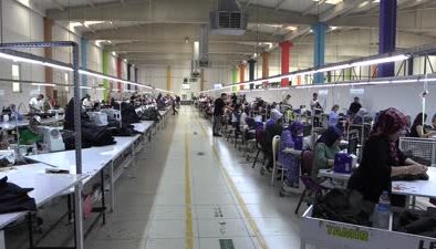 Küçük yaşta işçi olarak girdiği tekstil sektöründe kardeşleriyle fabrika sahibi oldu