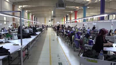Küçük yaşta işçi olarak girdiği tekstil sektöründe kardeşleriyle fabrika sahibi oldu