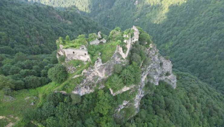 Kuştul manastırı zamanın izlerini taşıyor