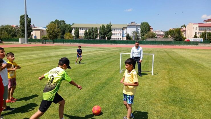 Milletvekili, çocuklarla top oynadı