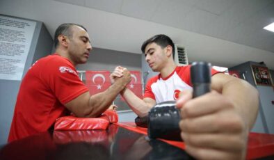 Milli bilek güreşçi Ahmet Efe 3 ayda 2 şampiyonluk kazandı