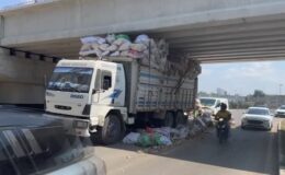 Odun yüklü kamyon köprü altında sıkıştı