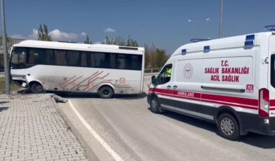 Otobüs terminaline düşen midibüsteki 15 kişi yaralandı
