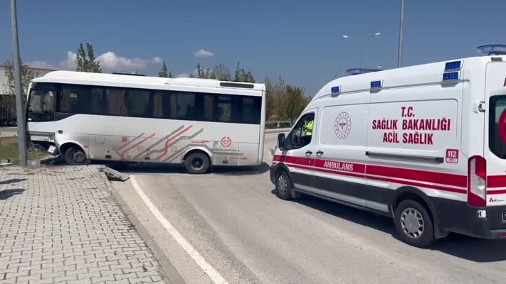 Otobüs terminaline düşen midibüsteki 15 kişi yaralandı