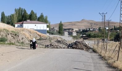 Parselinden geçen yolu kapattı