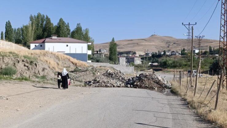 Parselinden geçen yolu kapattı