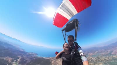 Paraşüt eğitmeni, kız arkadaşına gökyüzünde evlenme teklifi yaptı