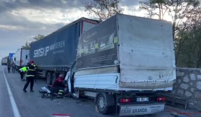 Park halindeki tıra çarpan kamyonetteki 3 kişi öldü