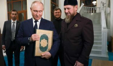 Putin’in camide Kur’an-ı Kerim’i öpmesi gündem oldu