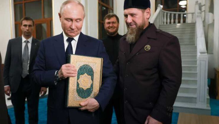 Putin’in camide Kur’an-ı Kerim’i öpmesi gündem oldu