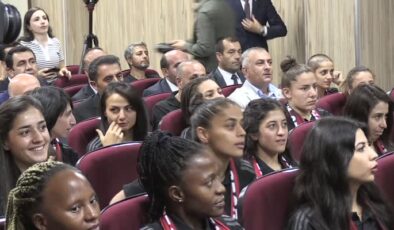 Şampiyon kadın futbolcularına yeni takım otobüsü hediyesi