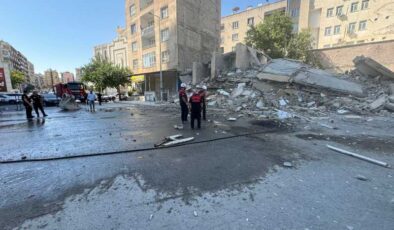 Yıkım sırasında bina çöktü, iş makinesi yan yattı