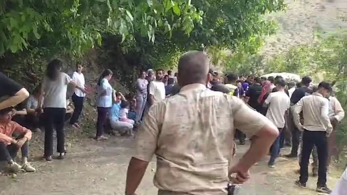 Şarampole devrilen kamyonetteki 7 güvenlik korucusu yaralandı