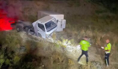 Şarampole yuvarlanan kamyonet kaza yaptı