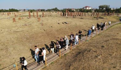 Selçuklu mezarlığında ziyaretçi akını