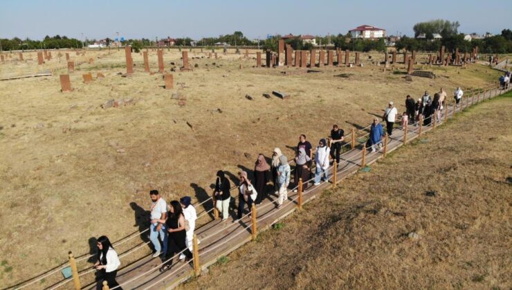 Selçuklu mezarlığında ziyaretçi akını