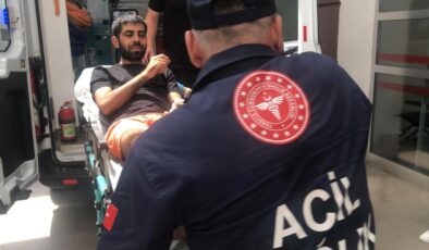Serinlemek için havuza giren genç, akrep soktu