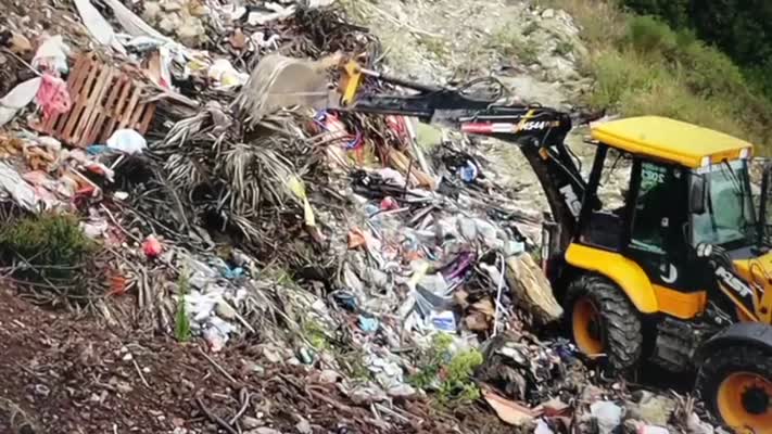 Seyir alanında kaçak dökülen çöp temizlendi
