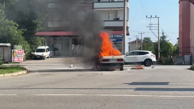 Seyir halindeyken yanan otomobil kullanılamaz hale geldi