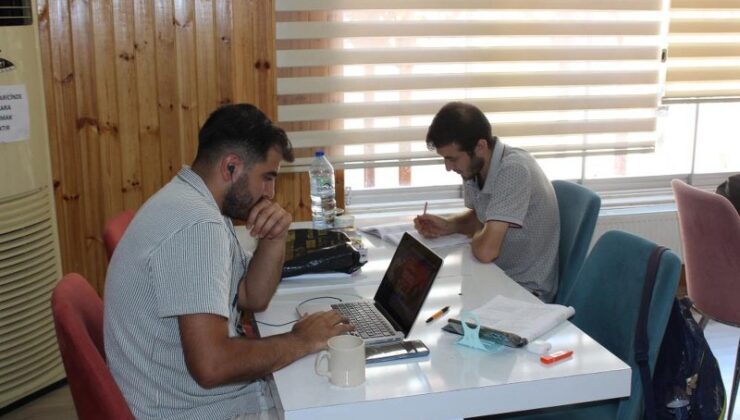 Siirt’te öğrenciler Millet Kıraathanesi’nde ders çalışıyor