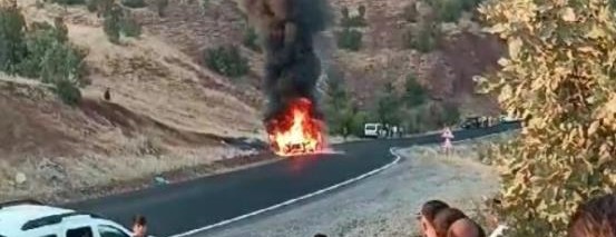 Şırnak’ta lüks araç yolda alev aldı