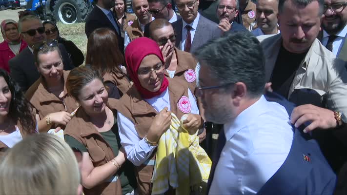 Tarım ve Orman Bakanı Yumaklı, üzüm hasadına katıldı