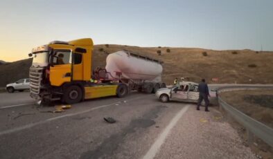 Tır ile çarpışan otomobildeki 5 kişi yaralandı