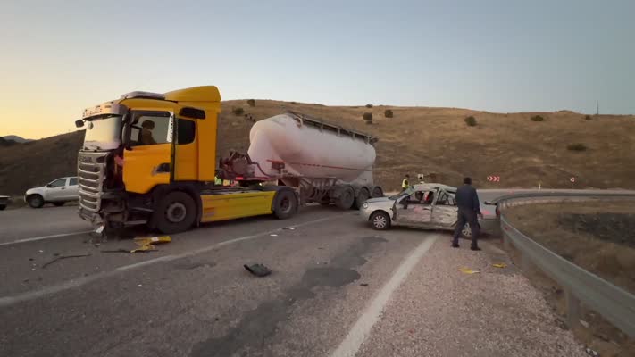 Tır ile çarpışan otomobildeki 5 kişi yaralandı