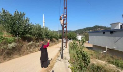Türkoğlu’nda telefonla konuşmak için direk tırmanıyorlar